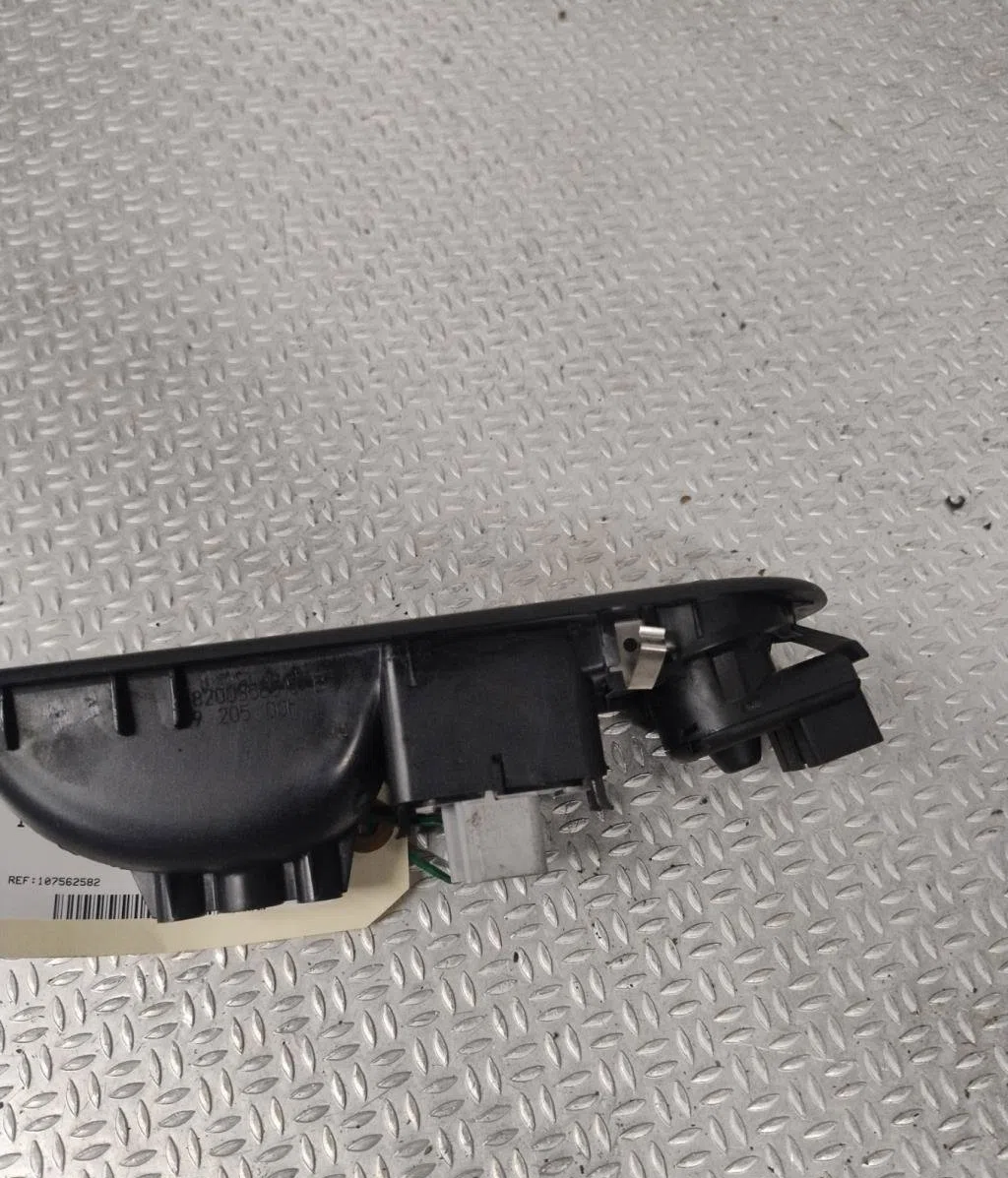 Commande lève-glace porte avant droite RENAULT CLIO 3  CLIO 3 PHASE 2 BREAK occasion — photo 2
