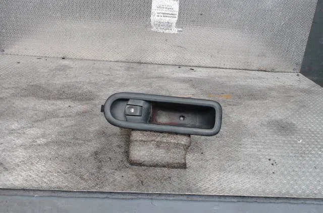 Commande lève-glace porte avant droite RENAULT CLIO 3  CLIO 3 PHASE 2 occasion — photo 2