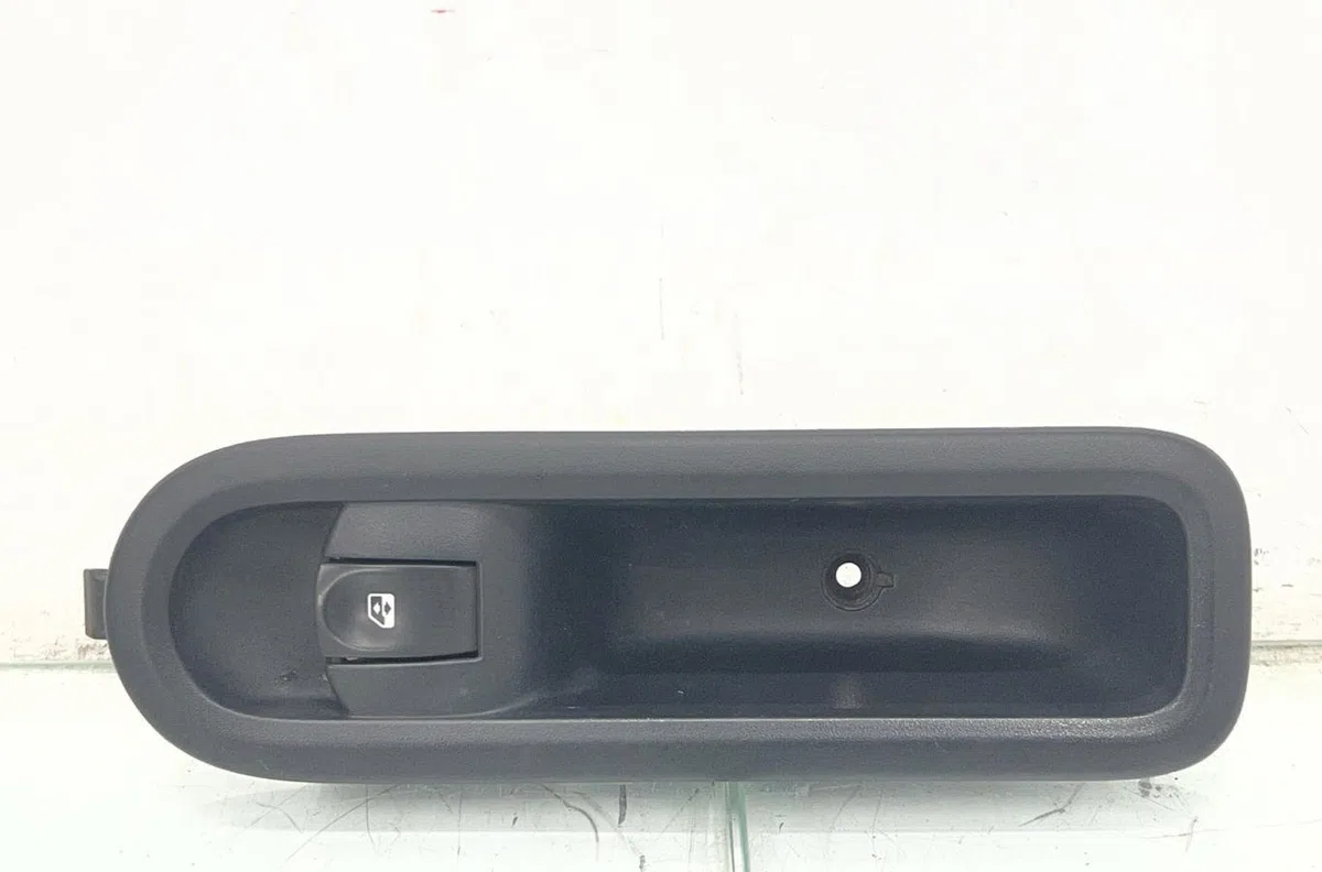 Commande lève-glace porte avant droite RENAULT CLIO 3 PHASE 1 occasion — photo 3