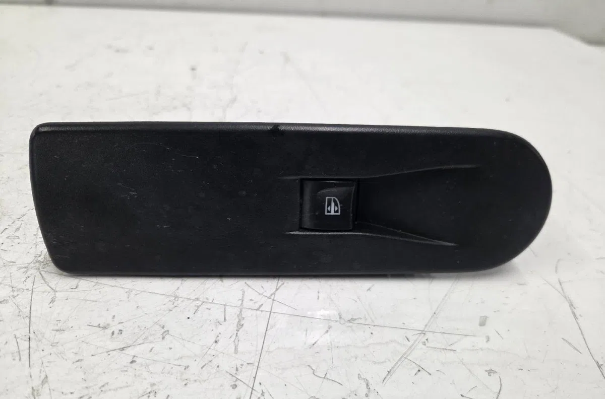 Commande lève-glace porte avant droite RENAULT CLIO 4 PHASE 1 BREAK occasion — photo 4