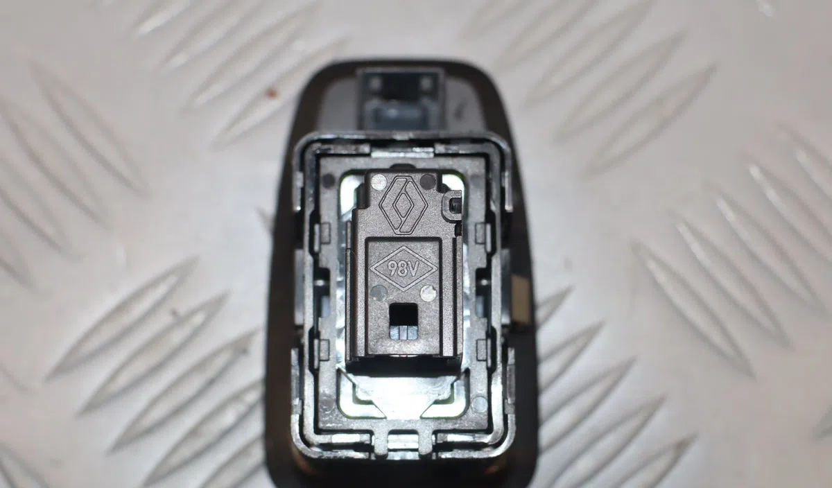 Commande lève-glace porte avant droite Renault CLIO V (B7_) 1.6 e-tech 140 (b7mu) (2020) occasion — photo 2