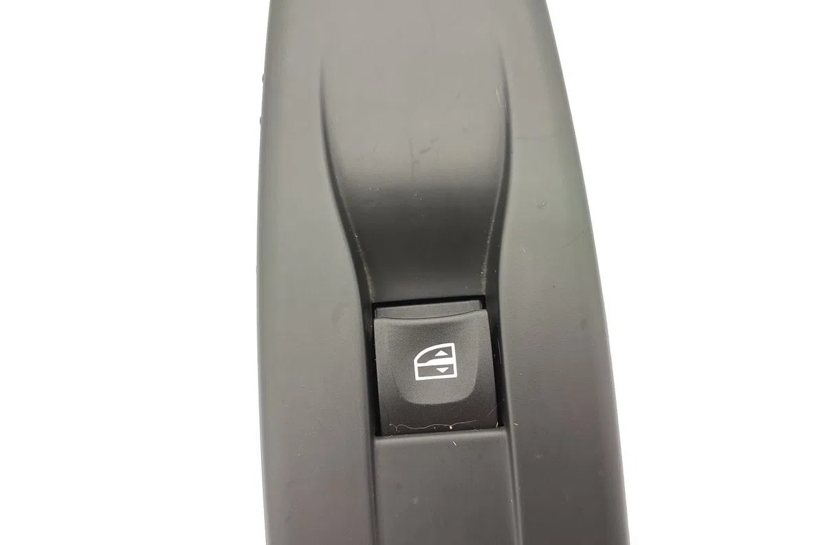 Commande lève-glace porte avant droite RENAULT MEGANE 3 PHASE 1 COUPE occasion