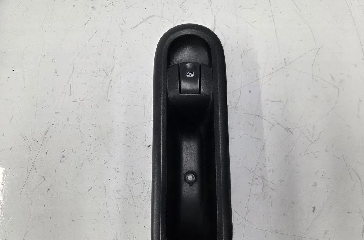 Commande lève-glace porte avant droite RENAULT TWINGO 2 PHASE 1 occasion — photo 3