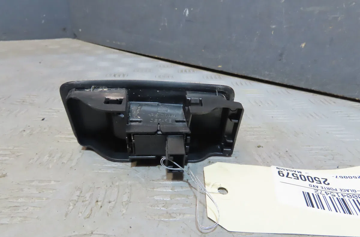 Commande lève-glace porte avant droite Seat ATECA (KH7, KHP) 2.0 tdi (2016) occasion — photo 2