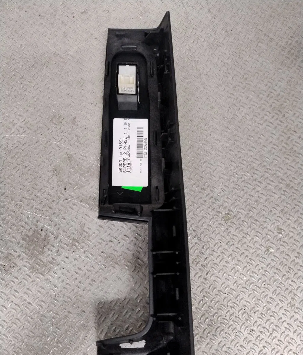 Commande lève-glace porte avant droite SKODA SUPERB 2 PHASE 1 occasion — photo 4