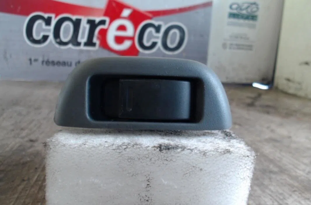 Commande lève-glace porte avant droite TOYOTA AYGO 1 PHASE 1 occasion — photo 2