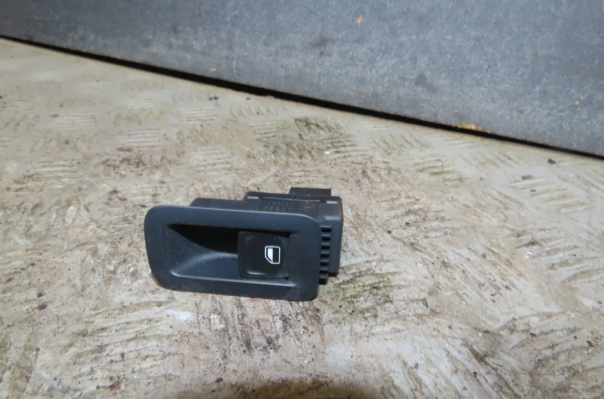 Commande lève-glace porte avant droite Volkswagen GOLF VII Variant (BA5, BV5) 1.6 tdi (2013-2018) occasion — photo 2