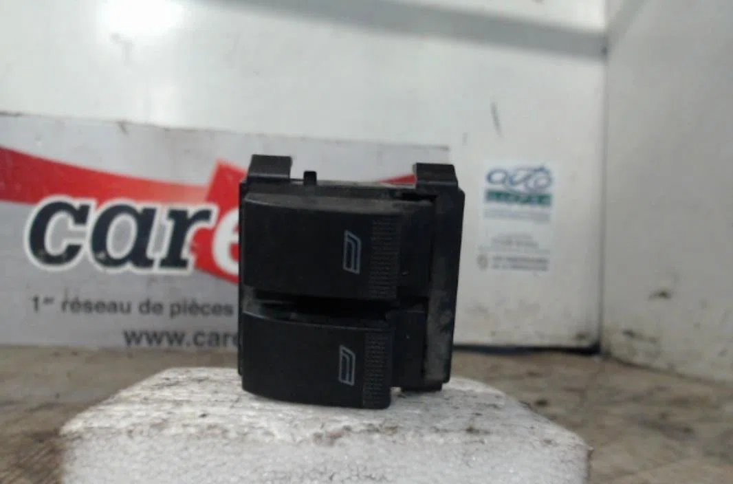 Commande lève-glace porte avant gauche Audi A3 (8L1) 1.6 (1996-2003) occasion — photo 2