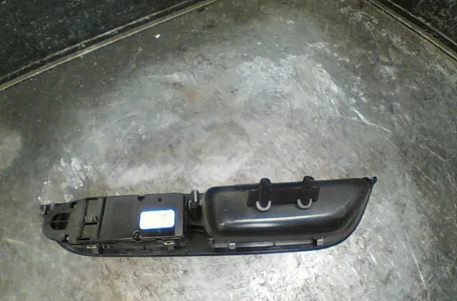 Commande lève-glace porte avant gauche Bmw 5 Touring (E61) 530 d (2004-2005) occasion — photo 3