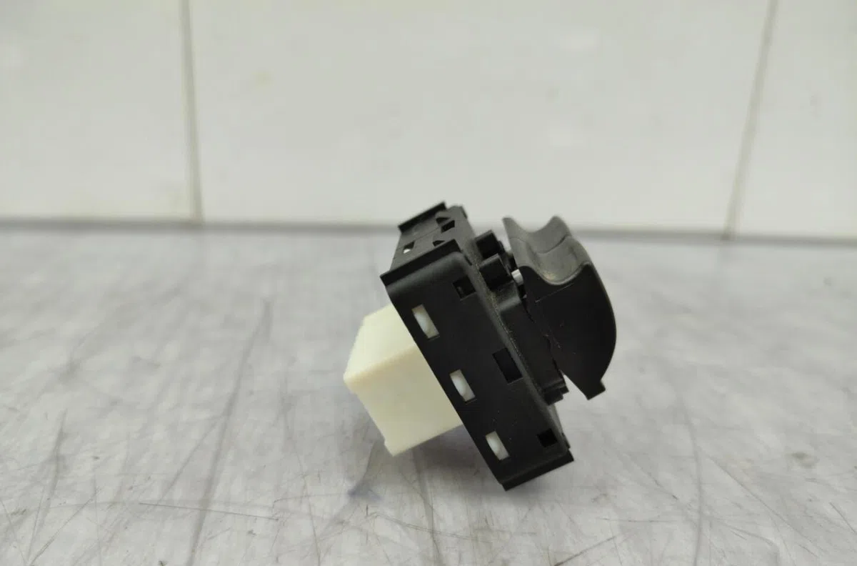 Commande lève-glace porte avant gauche CITROEN C3 3 PHASE 2 occasion — photo 4