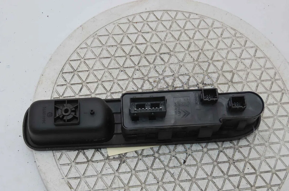 Commande lève-glace porte avant gauche CITROEN C3 PICASSO occasion — photo 2