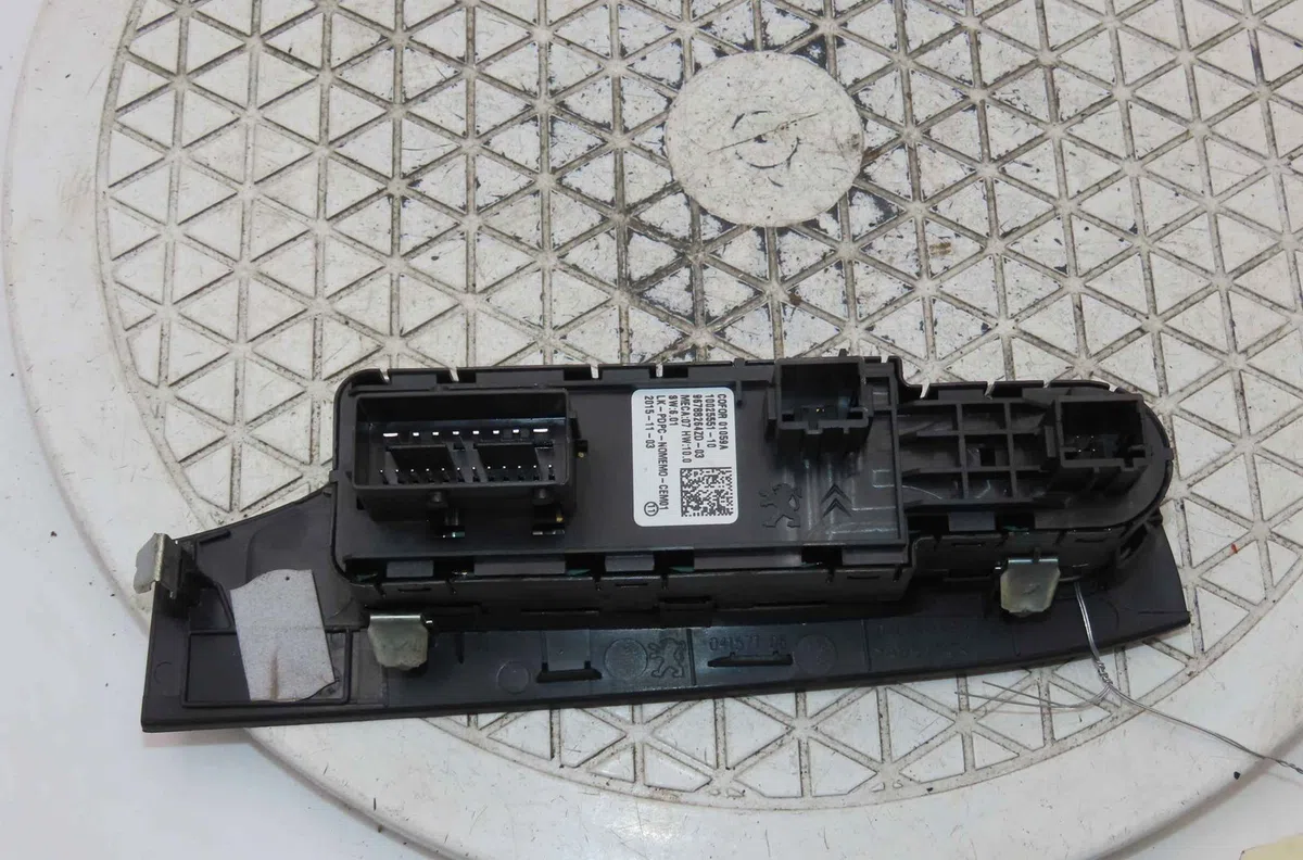 Commande lève-glace porte avant gauche CITROEN C4 PICASSO II occasion — photo 2