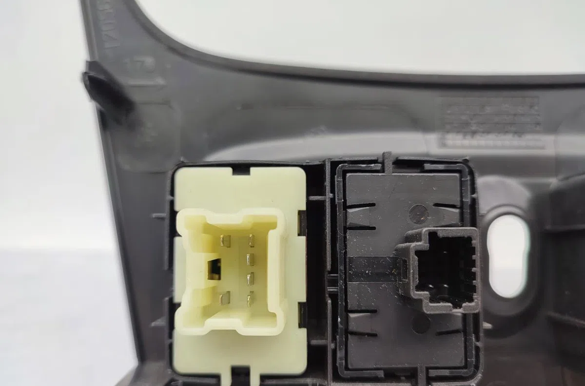 Commande lève-glace porte avant gauche DACIA SANDERO 2 PHASE 2 occasion — photo 2