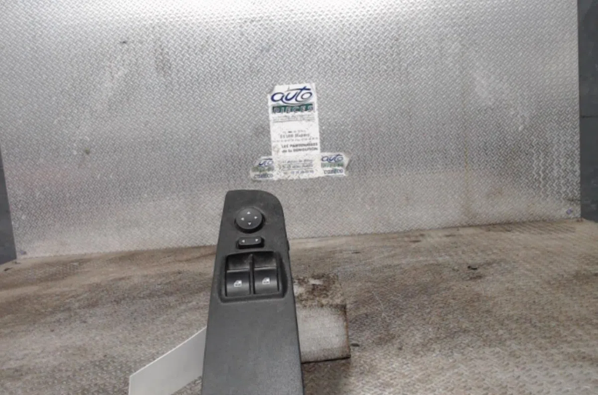 Commande lève-glace porte avant gauche Fiat GRANDE PUNTO (199_) 1.3 d multijet (199.axd11, 199.axd1a, 199.axd1b,... (2005-2010) 5 portes occasion — photo 2