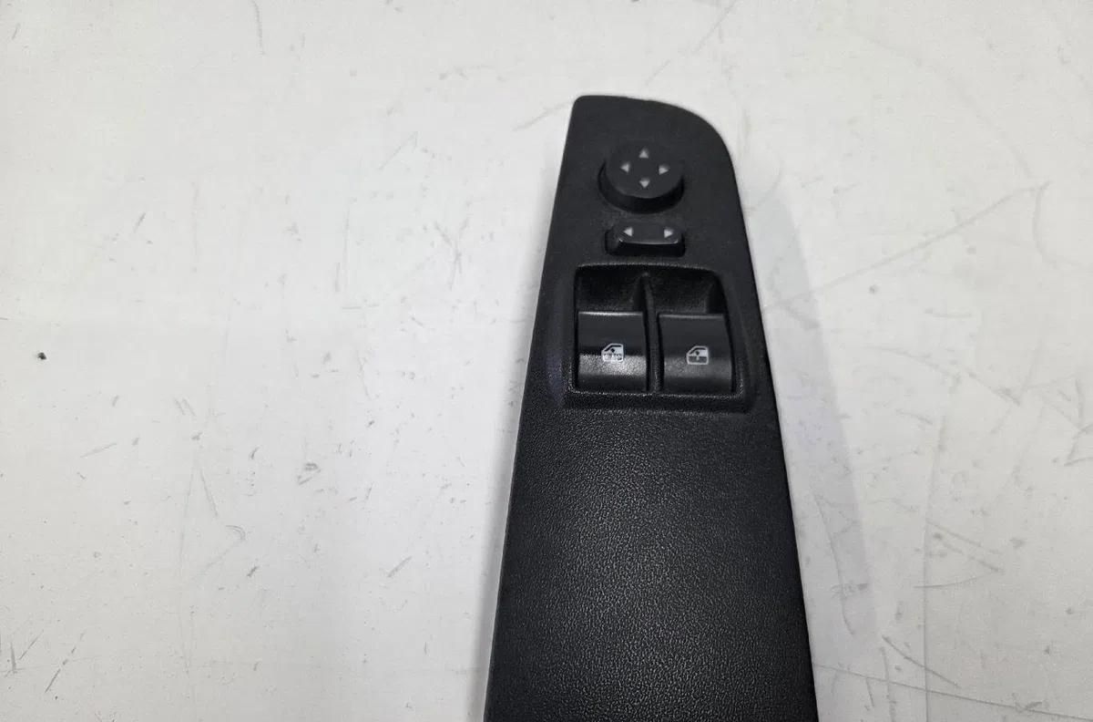 Commande lève-glace porte avant gauche FIAT GRANDE PUNTO occasion — photo 4