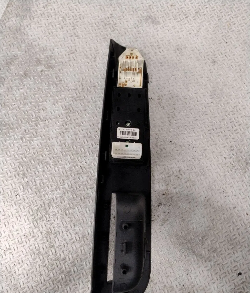 Commande lève-glace porte avant gauche KIA CEE-D 1 PHASE 2 occasion — photo 2