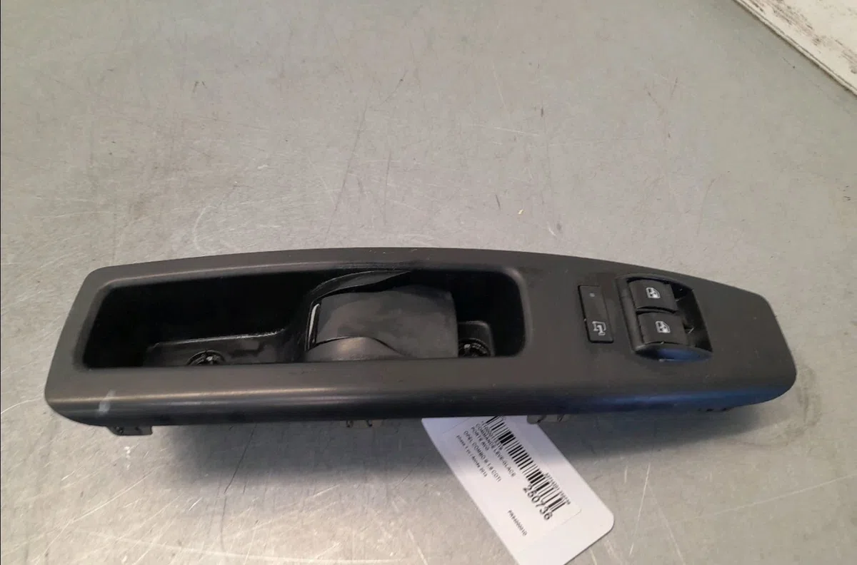 Commande lève-glace porte avant gauche Opel COMBO Camionnette-Monospace (X12) 1.6 cdti (b05) (2012) occasion — photo 2