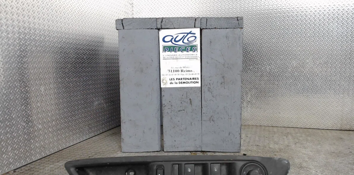 Commande lève-glace porte avant gauche OPEL MOKKA 1  0 occasion — photo 2