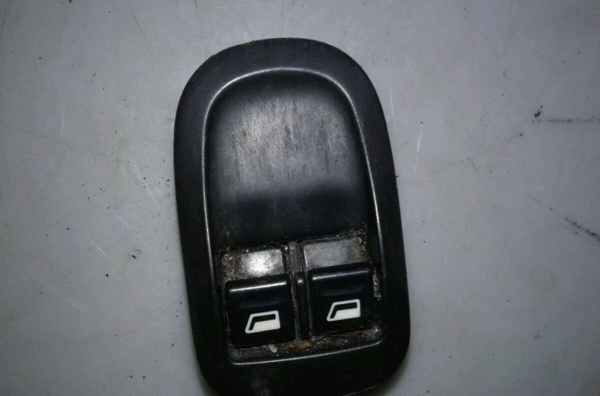 Commande lève-glace porte avant gauche PEUGEOT 206 2000 occasion — photo 3