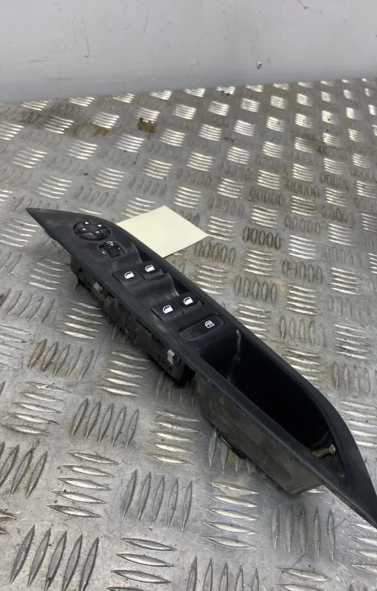 Commande lève-glace porte avant gauche PEUGEOT 208 2 occasion — photo 2