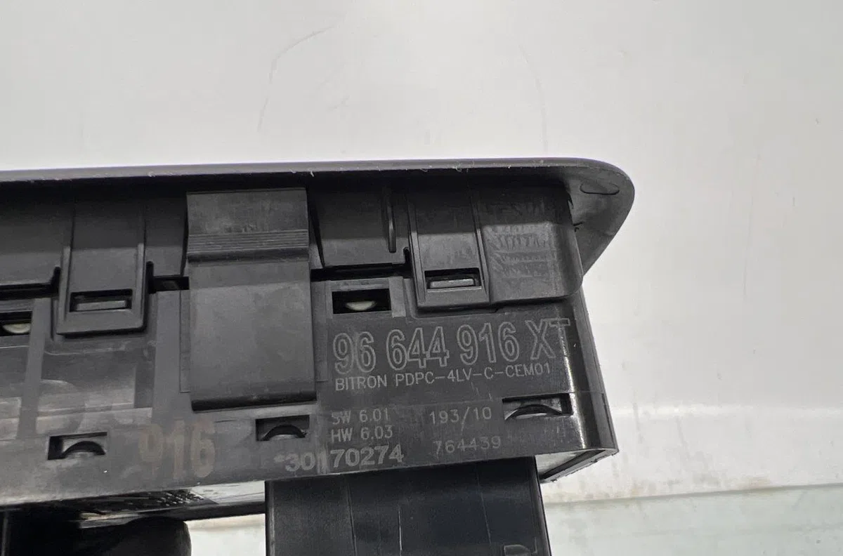 Commande lève-glace porte avant gauche PEUGEOT 308 1 PHASE 2 occasion — photo 4