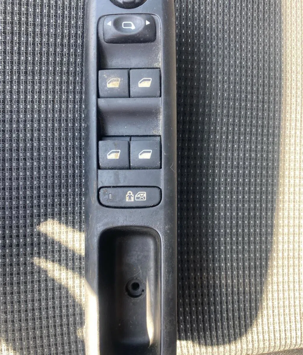 Commande lève-glace porte avant gauche PEUGEOT 5008 1 PHASE 1 occasion — photo 4