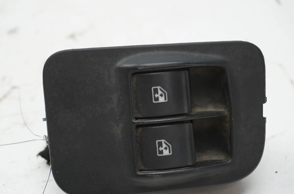 Commande lève-glace porte avant gauche Peugeot BIPPER TEPEE 1.4 hdi (2008) occasion — photo 2