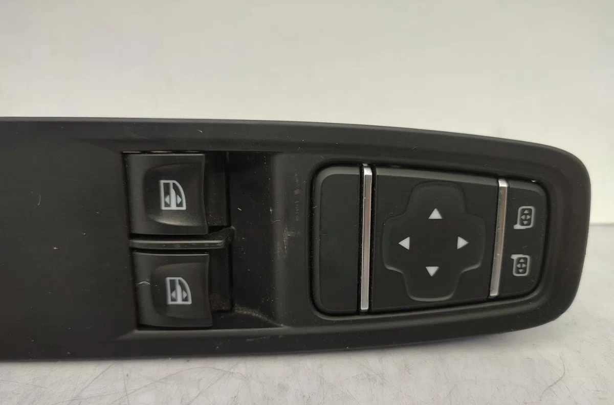 Commande lève-glace porte avant gauche RENAULT CLIO 4 PHASE 2 occasion — photo 2