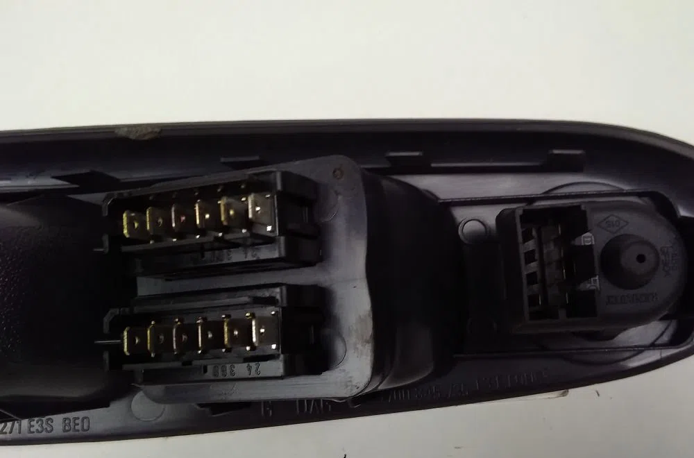 Commande lève-glace porte avant gauche RENAULT CLIO II 1998 occasion — photo 2