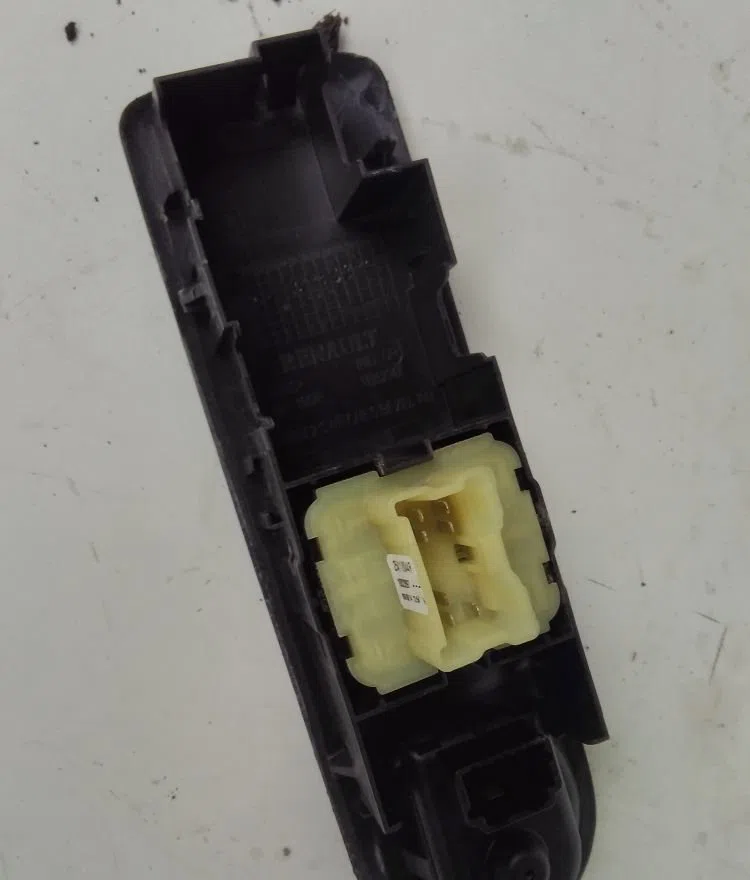 Commande lève-glace porte avant gauche RENAULT CLIO IV 2015 occasion — photo 2