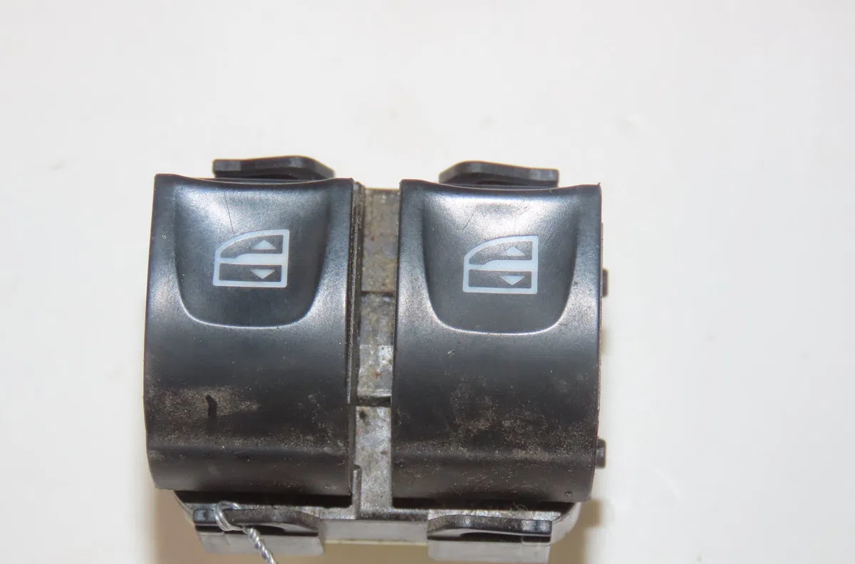 Commande lève-glace porte avant gauche Renault KANGOO Express (FW0-1_) 1.5 dci 90 (fw0g, fw05, fw08, fw11) (2009) 4 portes occasion — photo 4