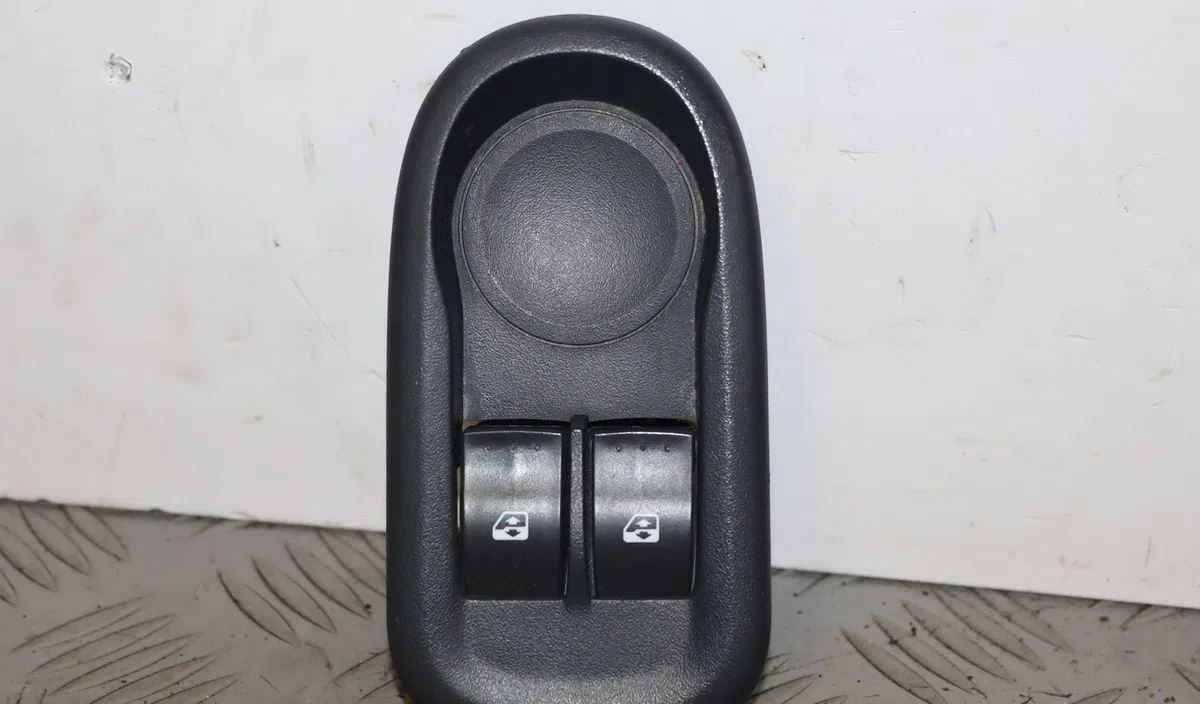 Commande lève-glace porte avant gauche Renault KANGOO - GRAND KANGOO II (KW0-1_) 1.5 dci 90 (kw05, kw08, kw0g, kw11) (2008) occasion — photo 2