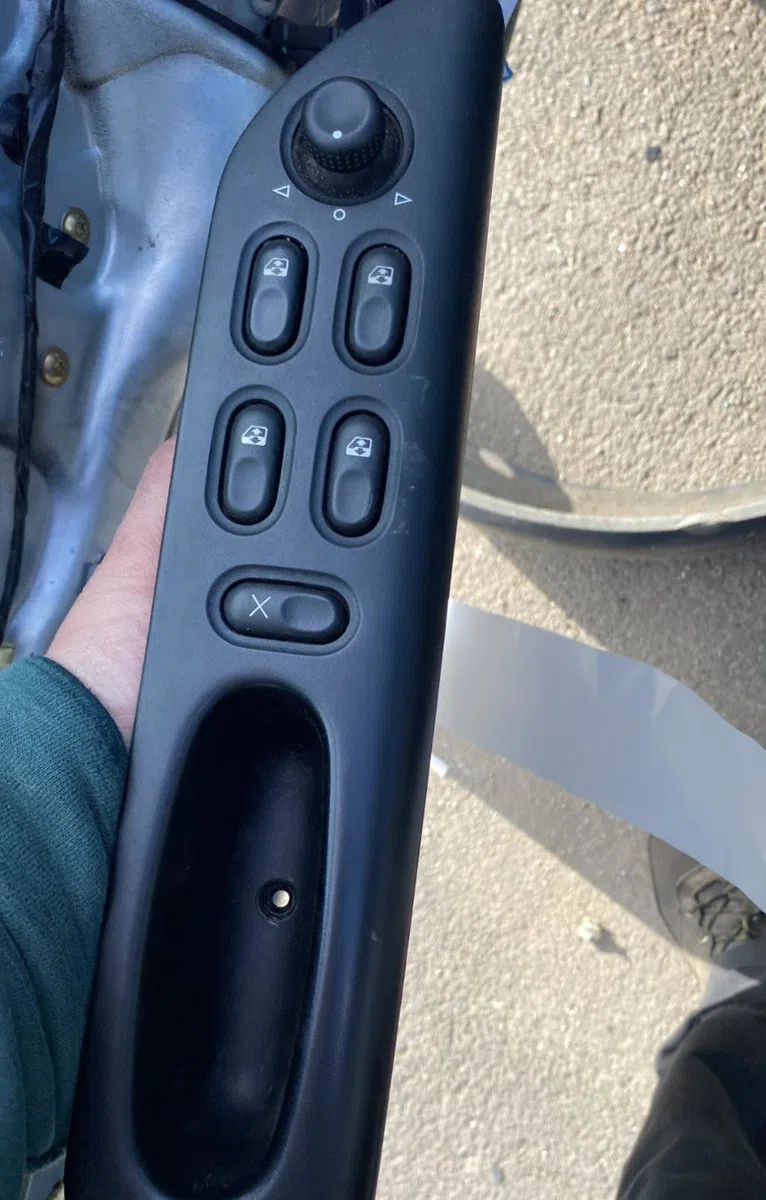 Commande lève-glace porte avant gauche RENAULT LAGUNA 1 PHASE 1 occasion