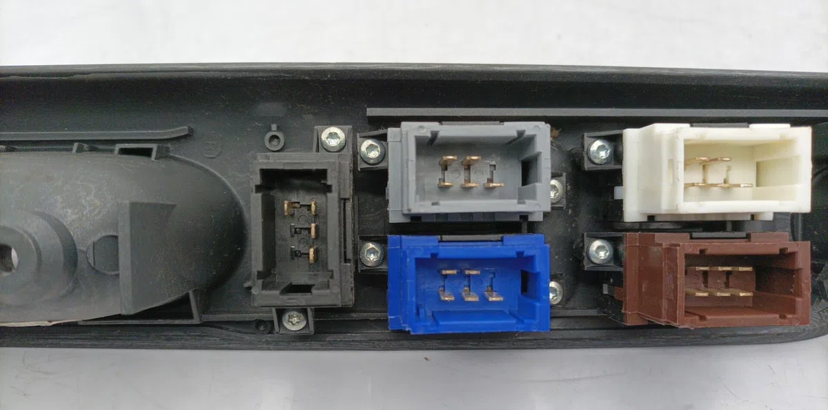 Commande lève-glace porte avant gauche RENAULT LAGUNA 1 PHASE 2 occasion — photo 3