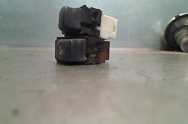 Commande lève-glace porte avant gauche RENAULT LAGUNA 1998 occasion — photo 3