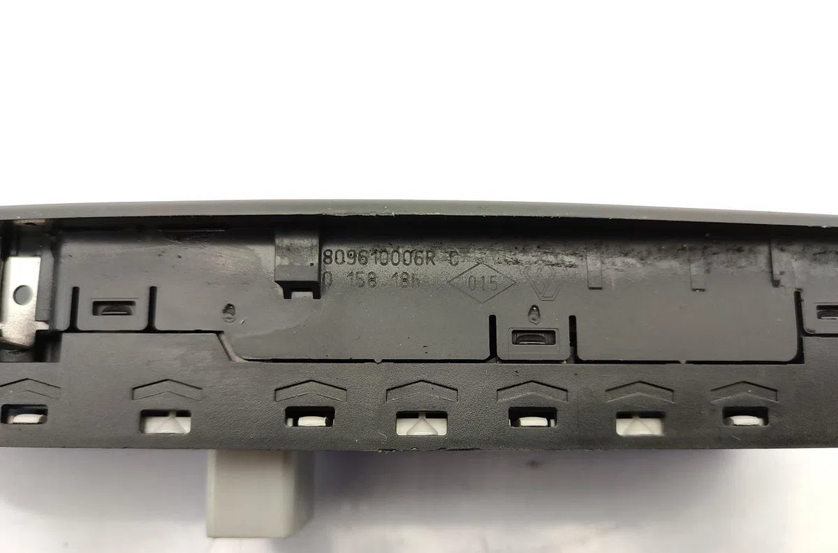 Commande lève-glace porte avant gauche RENAULT MEGANE 3 PHASE 1 BREAK occasion — photo 4
