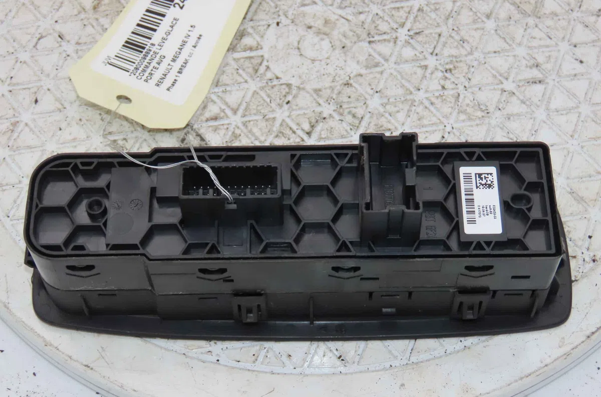 Commande lève-glace porte avant gauche RENAULT MEGANE IV occasion — photo 2