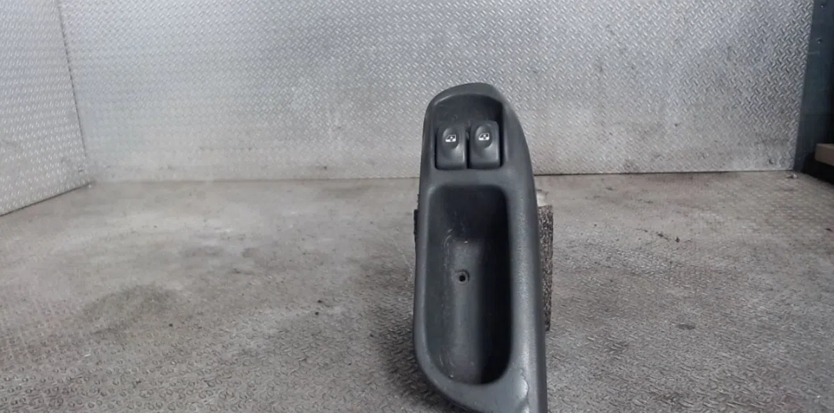 Commande lève-glace porte avant gauche RENAULT SCENIC 1  SCENIC 1 PHASE 2 occasion — photo 2