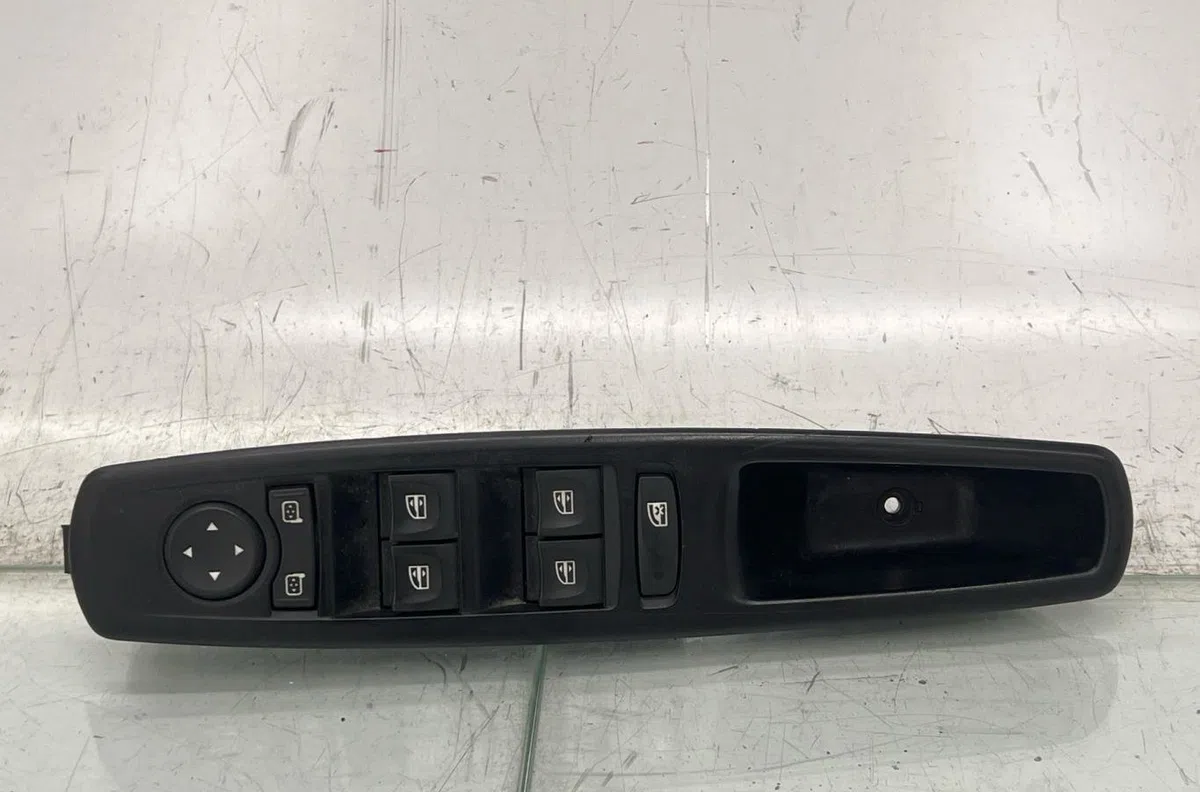 Commande lève-glace porte avant gauche RENAULT SCENIC 3 PHASE 1 occasion — photo 2