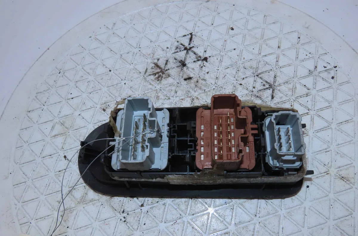 Commande lève-glace porte avant gauche RENAULT SCENIC  II occasion — photo 2