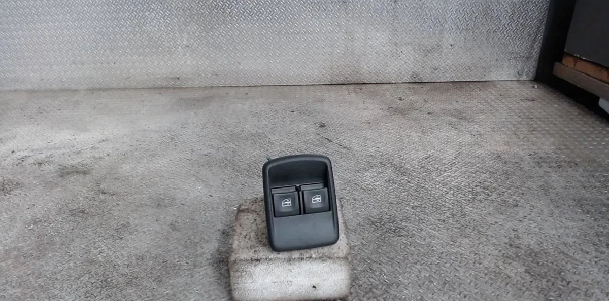 Commande lève-glace porte avant gauche RENAULT TRAFIC 3  0 occasion — photo 2