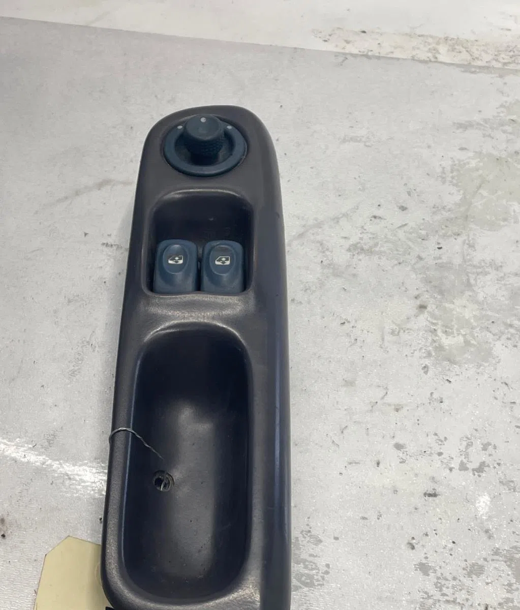 Commande lève-glace porte avant gauche RENAULT TWINGO 1 PHASE 1 occasion — photo 3