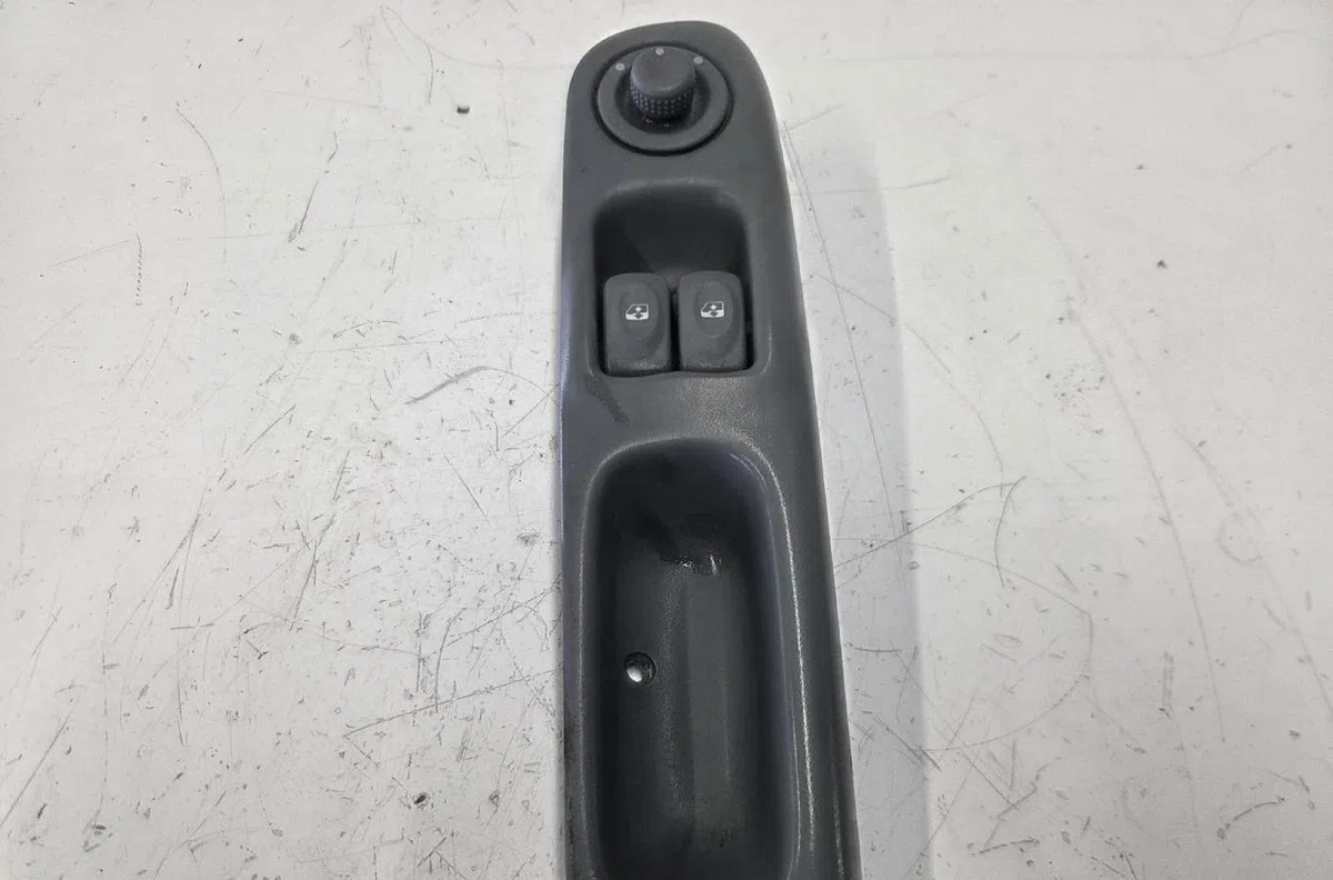 Commande lève-glace porte avant gauche RENAULT TWINGO 1 PHASE 3 occasion — photo 3