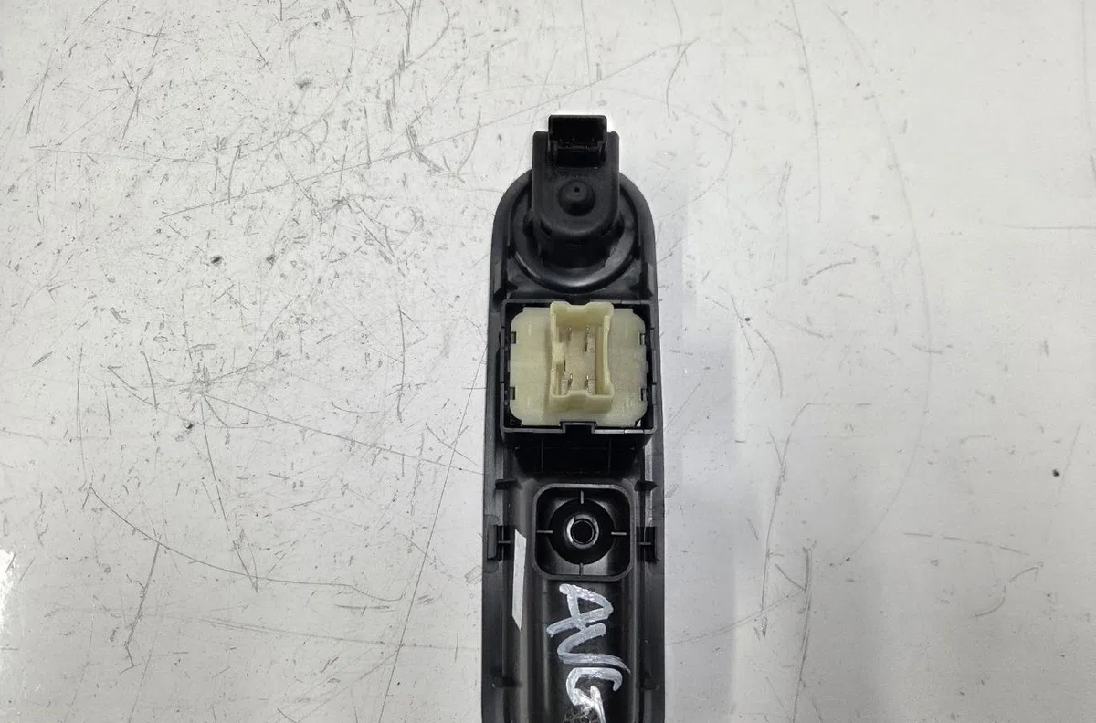 Commande lève-glace porte avant gauche RENAULT TWINGO 3 PHASE 1 occasion — photo 3
