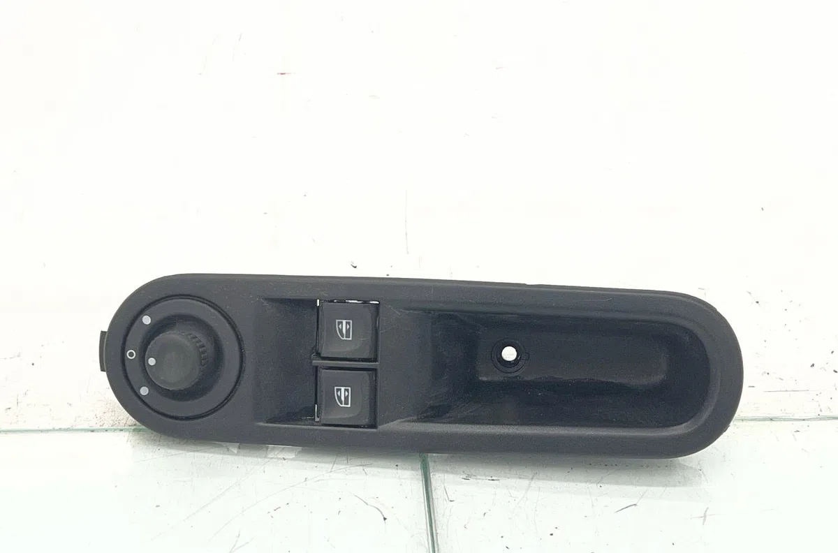 Commande lève-glace porte avant gauche RENAULT TWINGO 3 PHASE 1 occasion — photo 2