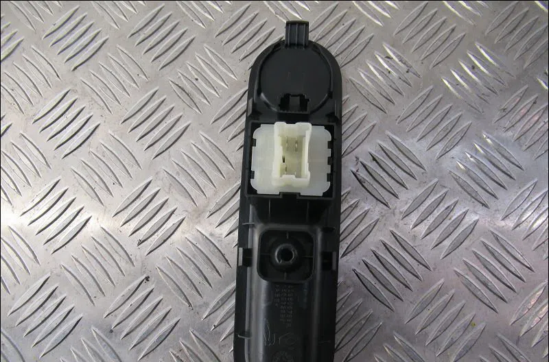 Commande lève-glace porte avant gauche Renault TWINGO III (BCM_, BCA_) 1.0 sce 65 (bcmj) (2019) occasion