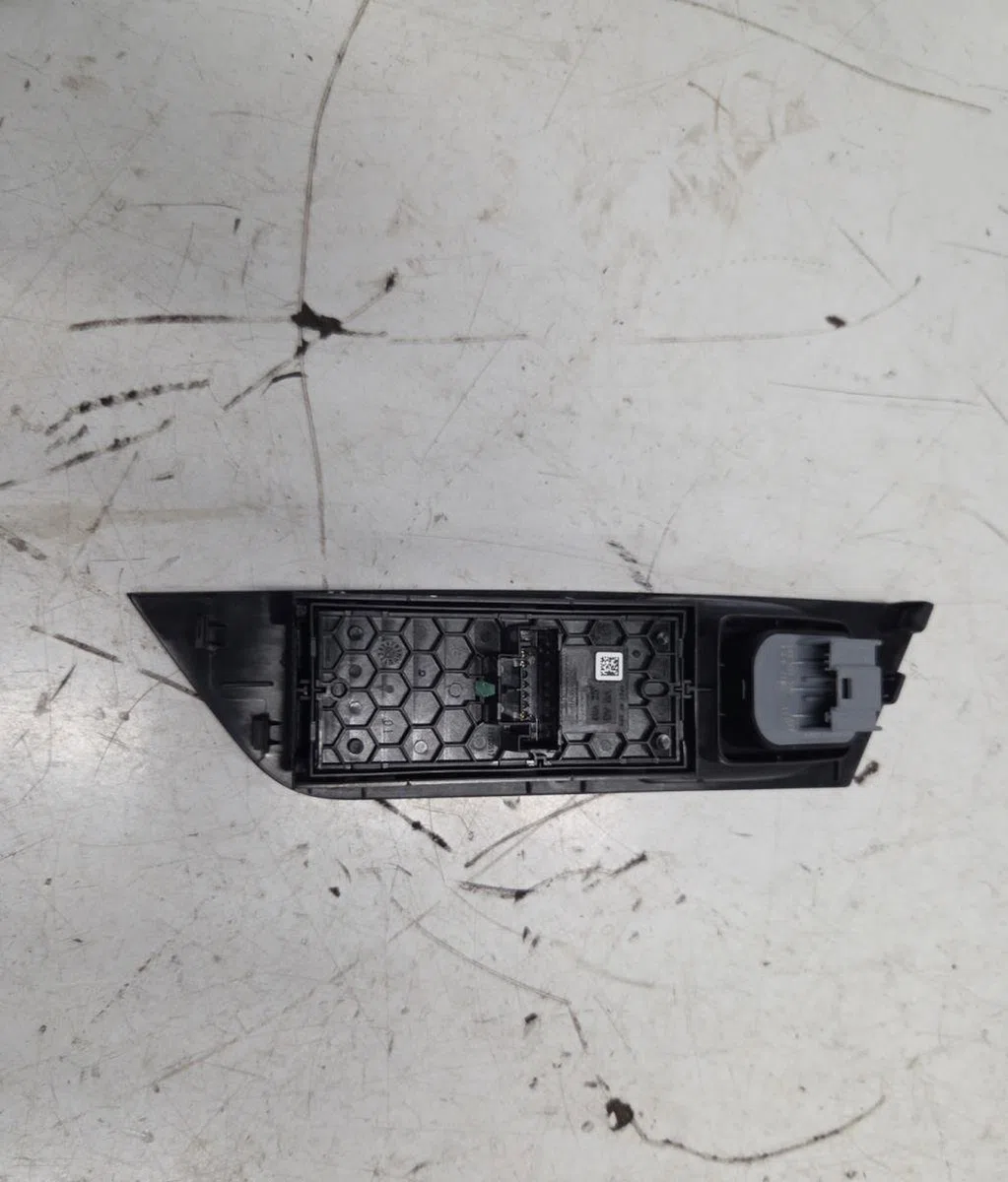 Commande lève-glace porte avant gauche SKODA KAROQ PHASE 1 occasion — photo 4