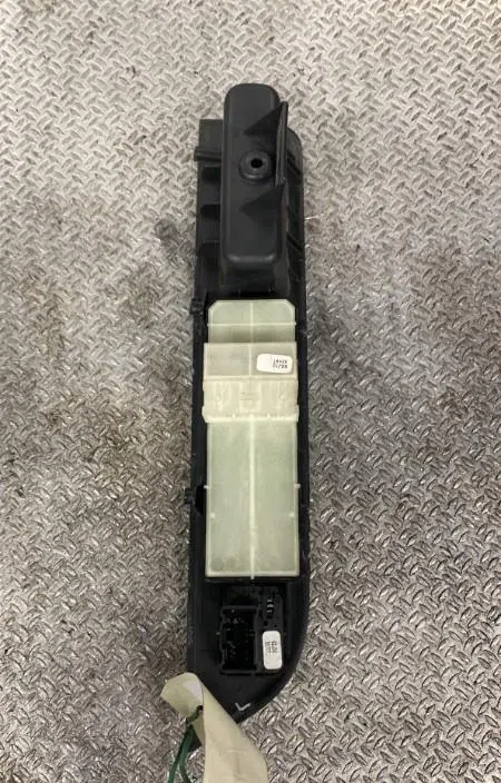 Commande lève-glace porte avant gauche Suzuki SWIFT III (MZ, EZ) 1.3 ddis (rs 413d) (2005) occasion — photo 2