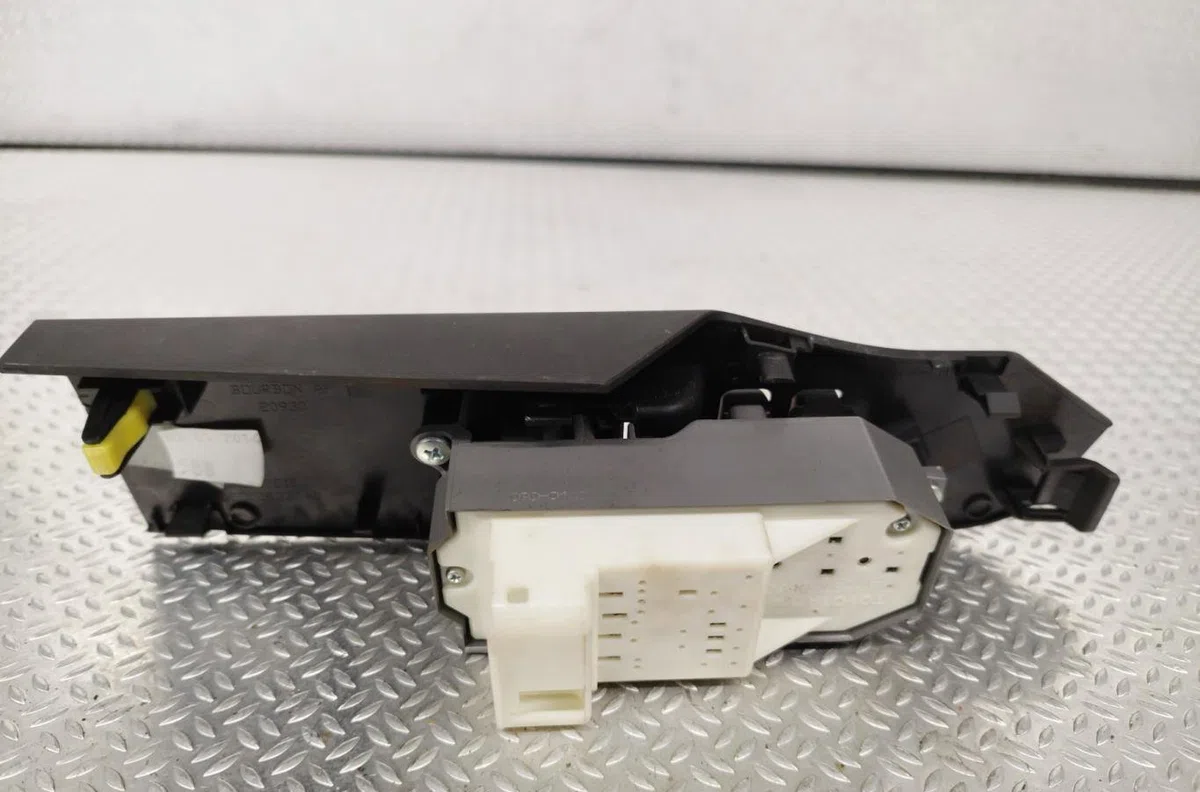Commande lève-glace porte avant gauche TOYOTA AURIS 2 PHASE 1 BREAK occasion