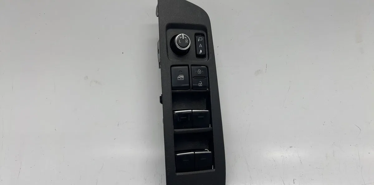 Commande lève-glace porte avant gauche TOYOTA COROLLA E21 BREAK occasion — photo 2
